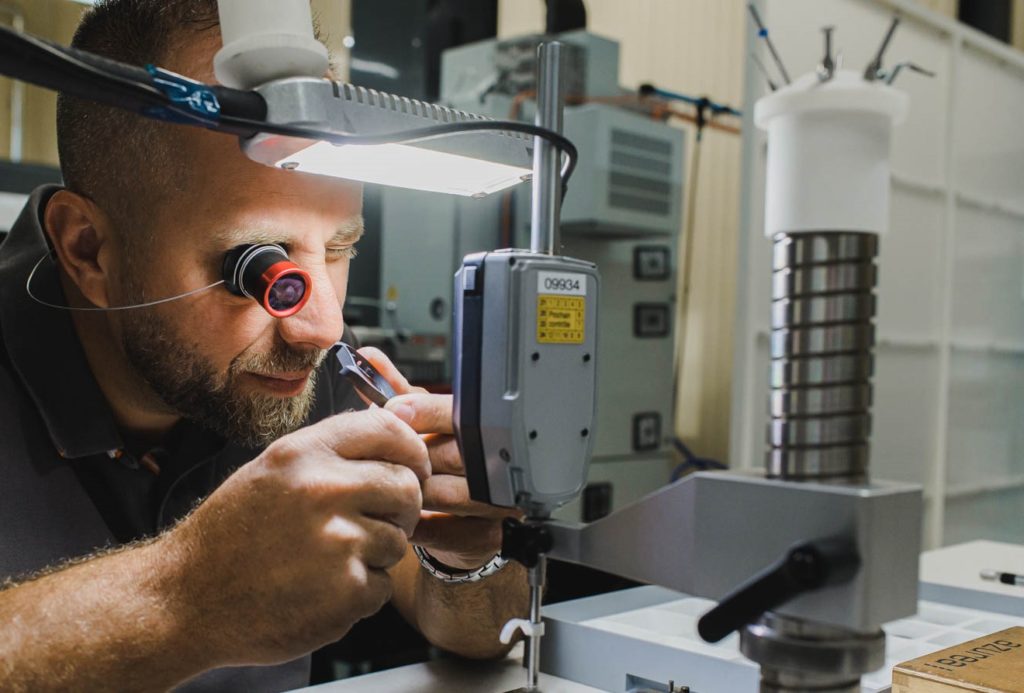 Cette photo met en avant le secteur de l'horlogerie et du luxe, dans le détail et la précision.