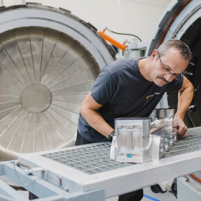 Cette photo met en avant l'autoclave. C'est une machine qui utilise de la vapeur sous pression pour tuer les bactéries, virus, champignons et spores nocifs sur les objets placés dans un récipient sous pression. Les articles sont chauffés à une température de stérilisation appropriée pendant une durée donnée.